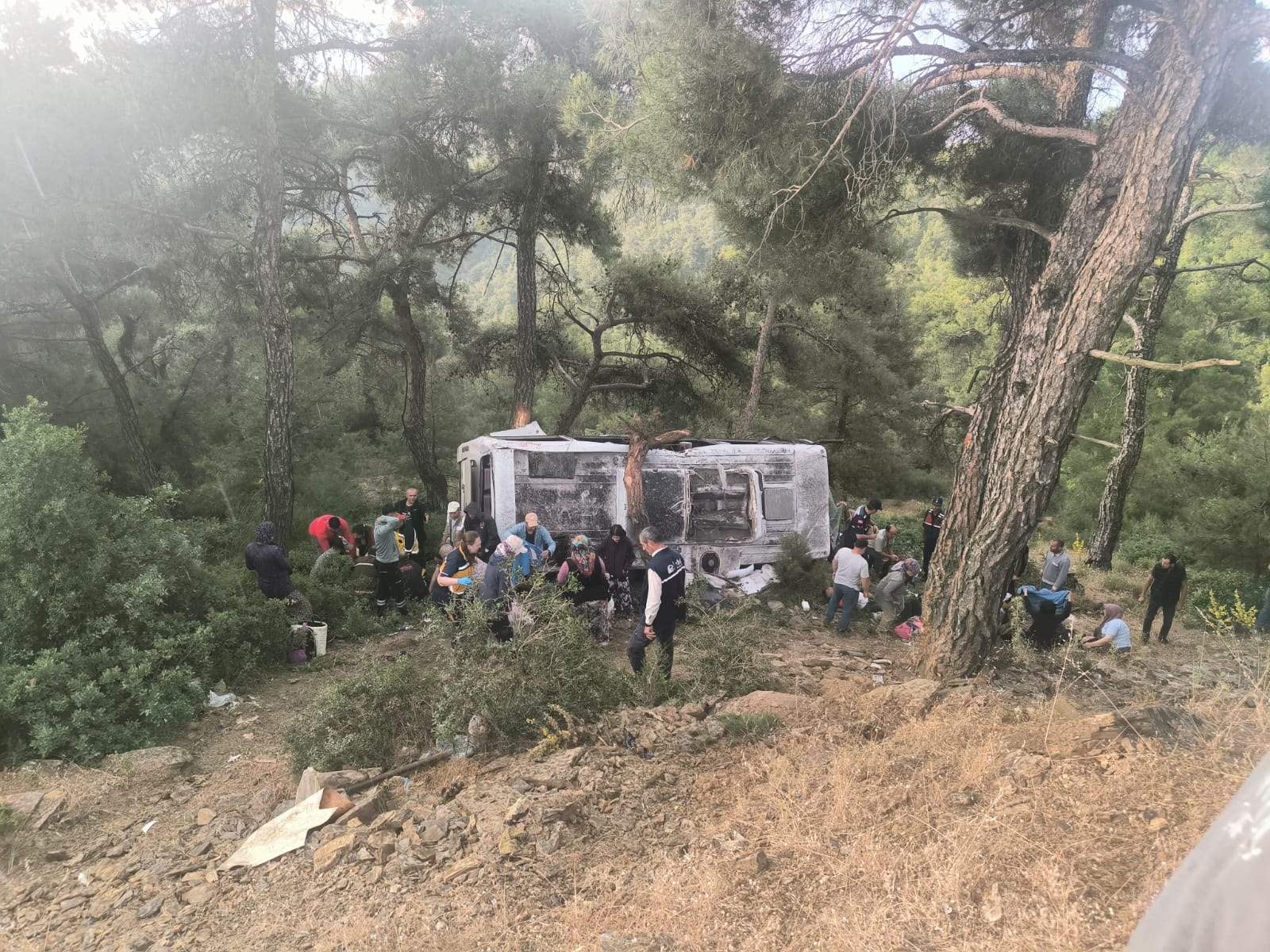 İşçi taşıyan midibüs devrildi: 22 kişi yaralandı