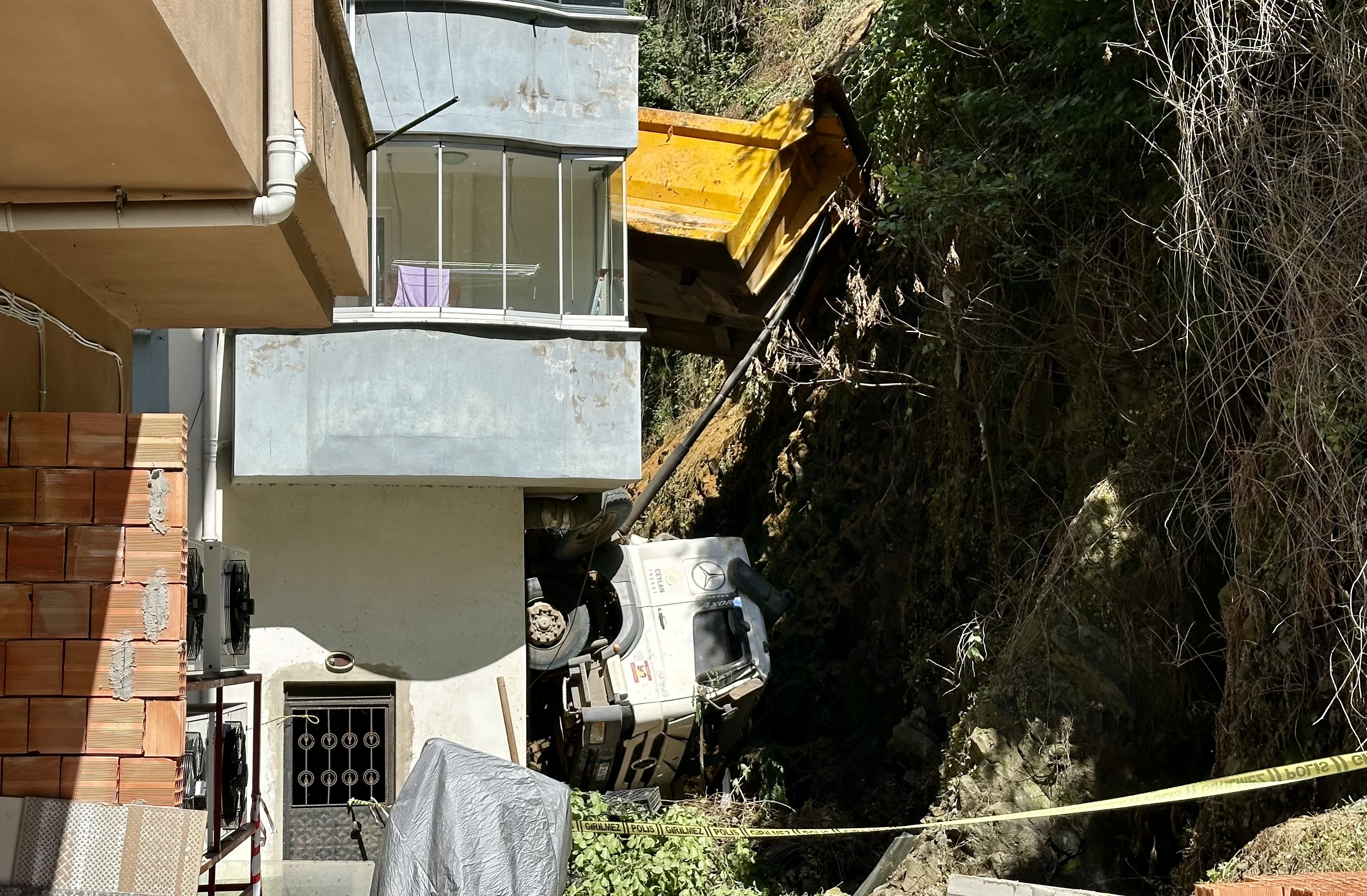 Yokuşta facianın eşiğinden dönüldü! Kamyon apartmana daldı