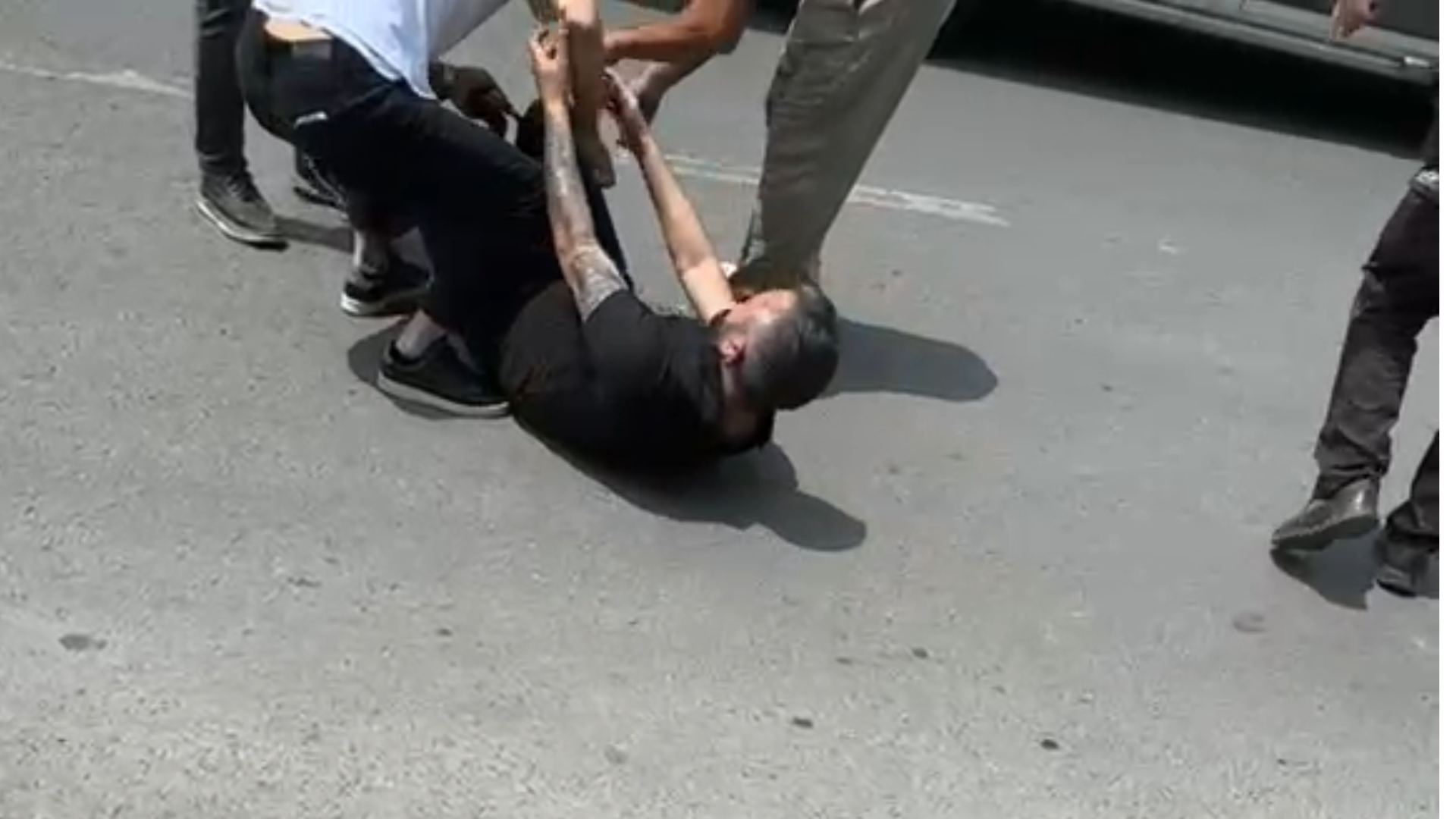 Adliye önünde tabancayla bacağından vuruldu