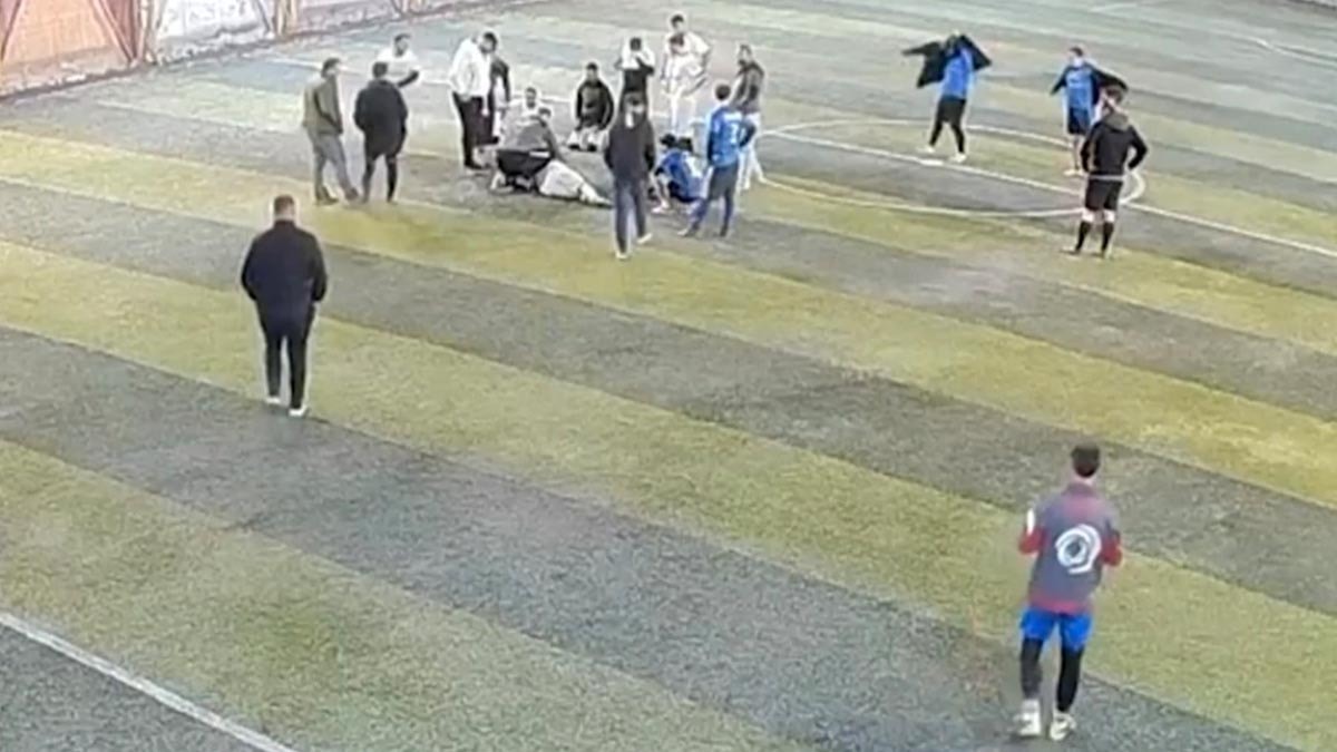 Halı sahada dili boğazına kaçan oyuncuya müdahale kamerada