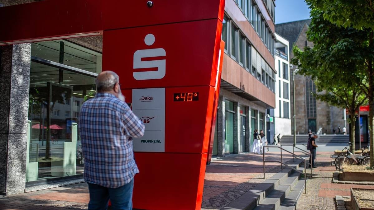 Avrupa'yı sıcaklar esir aldı: Tren rayları eridi, seferler iptal oldu