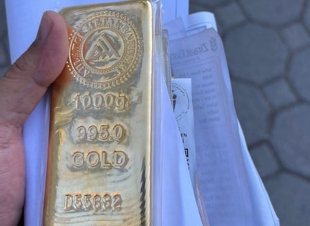 Evini satıp altın alan vatandaşın kaybı 600 bin lira oldu27 Mart’ta evini satarak külçe altına yatırım yapan bir vatandaş, piyasalardaki sert düşüşle sarsıldı. Ons ve gram altındaki gerileme, ailenin tüm birikiminde 592 bin TL'lik kayba yol açtı.