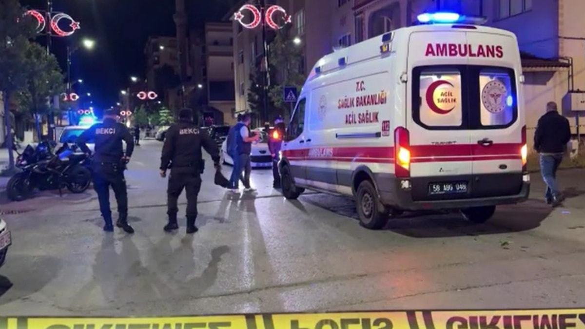 Sivas'ta bıçaklı kavga! 4 kişi yaralandı