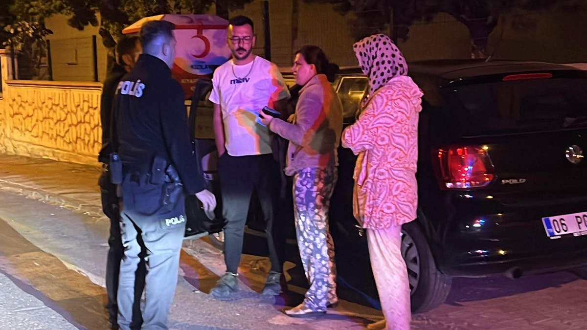 Park halindeki iki otomobile çarpıp, kaçan alkollü sürücü aracında uyurken yakalandı