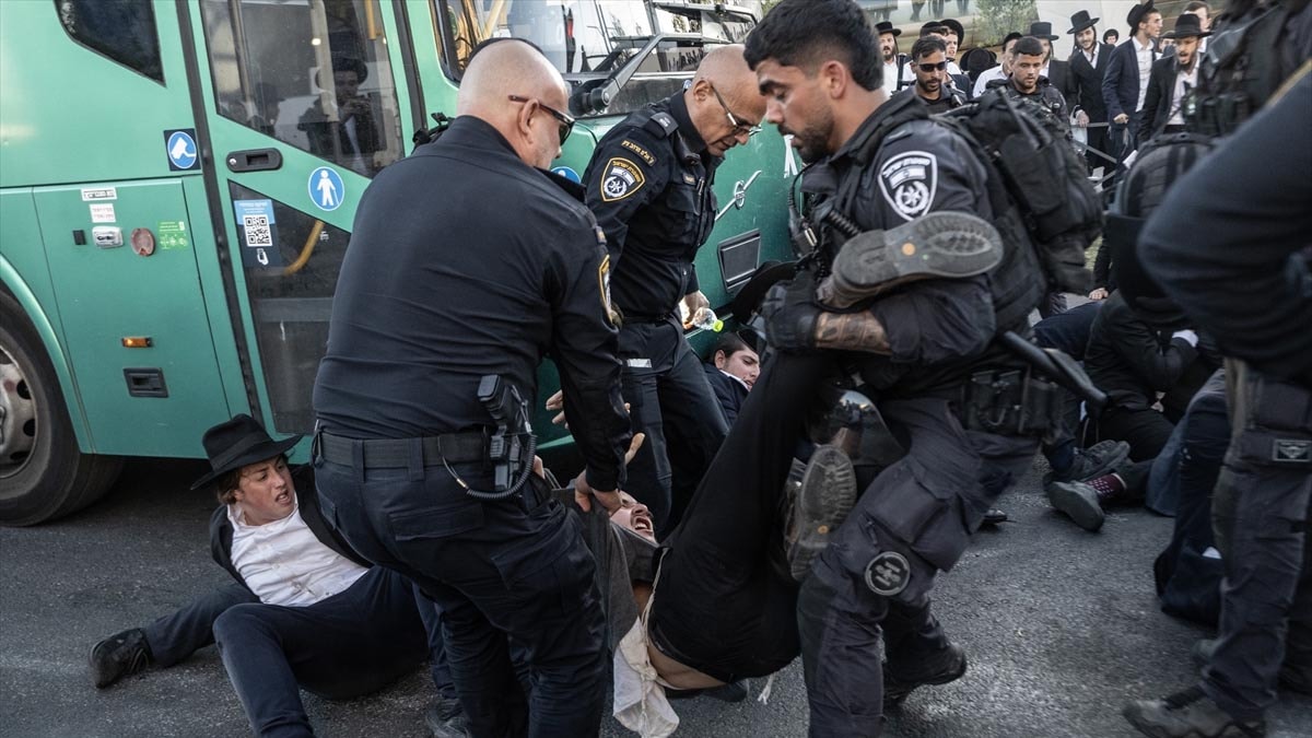 İsrail'de zorunlu askerlik karşıtları Yüksek Mahkeme üyesinin evini bastı