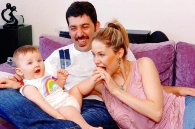 EMRE KINAY VE EMİNE ÜN'ÜN KIZININ ÇOCUKLUĞUNDAN FOTOĞRAF