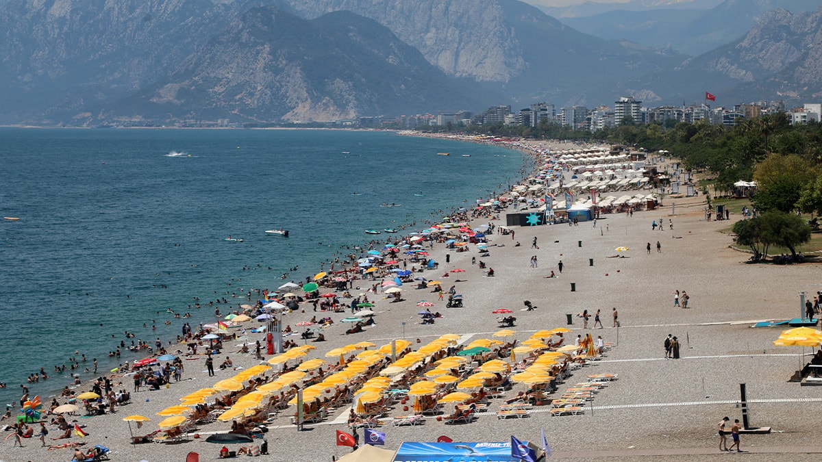 Antalya’da sahiller doldu taştı
