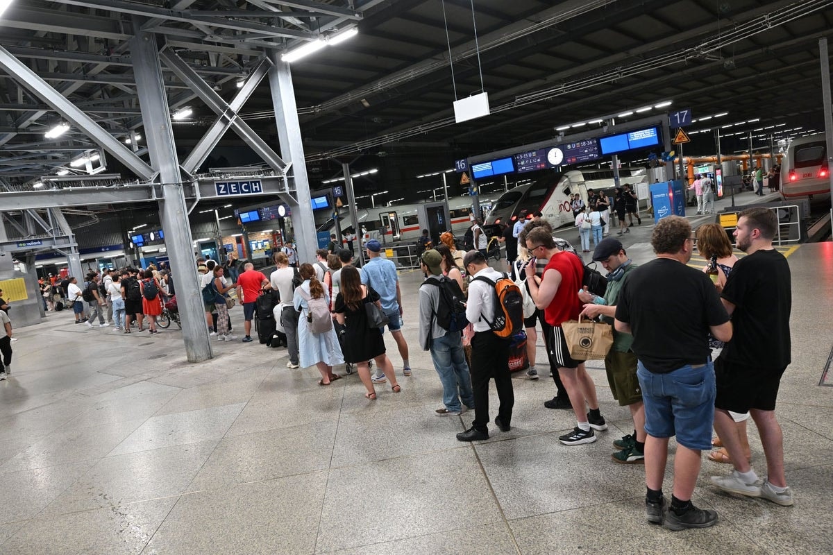 Almanya'da tüm tren seferleri durduruldu: Onbinlerce yolcu mahsur kaldı