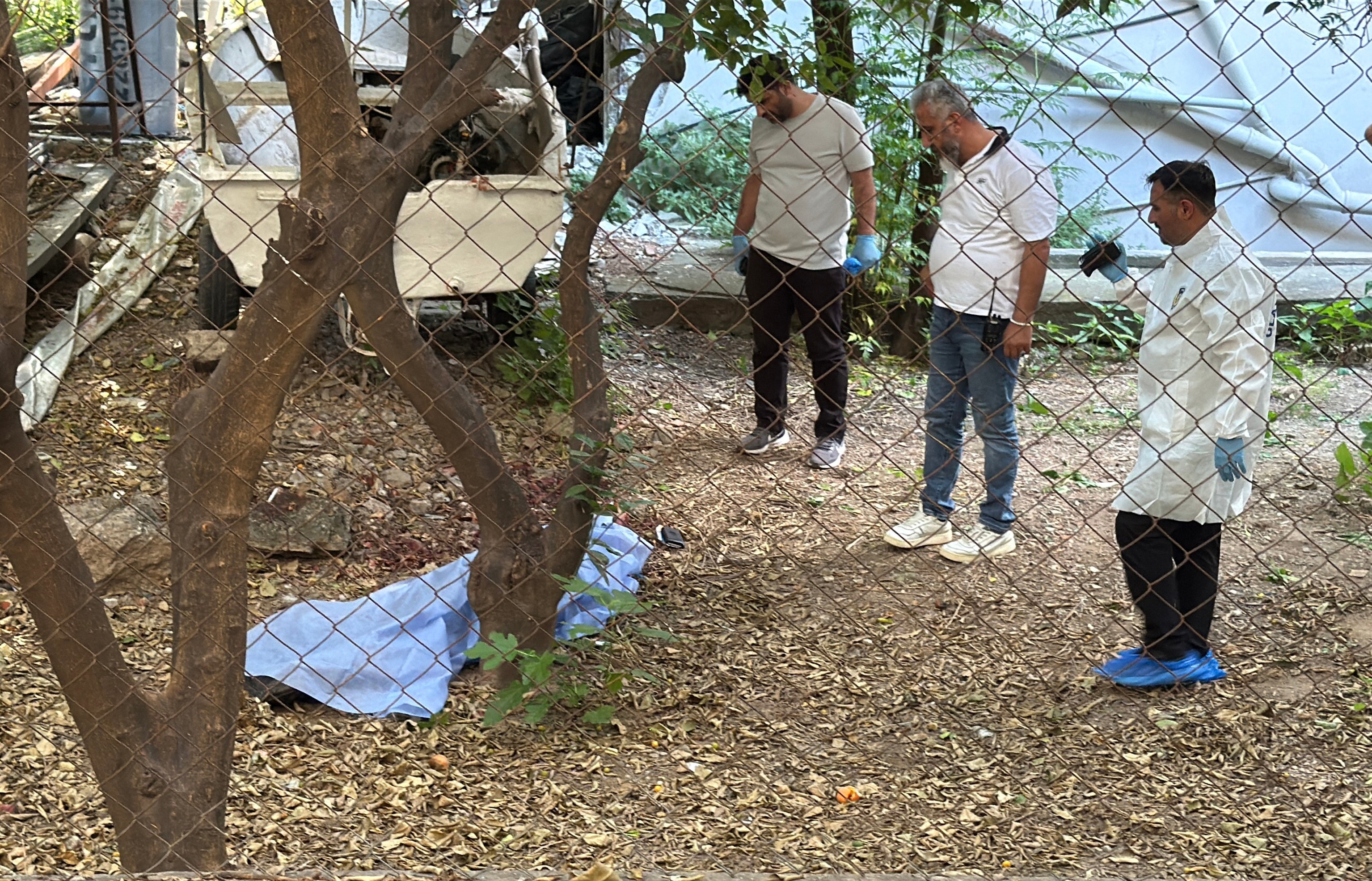 Apartman bahçesinde vahşet: Kesikler içinde ceset bulundu