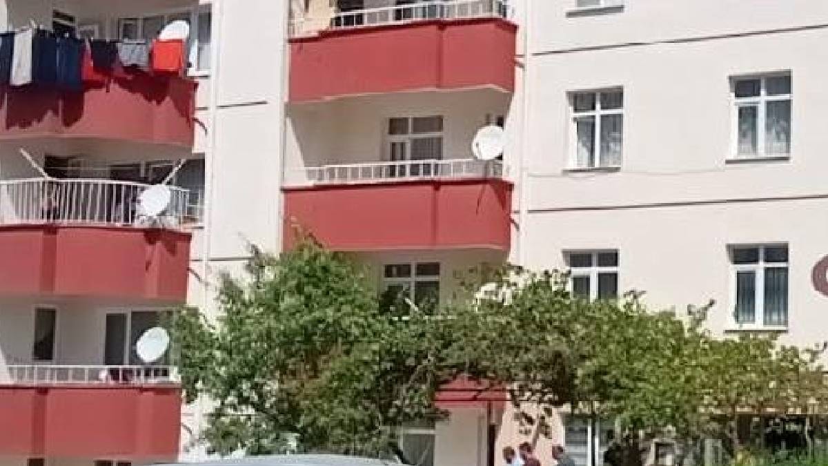 Bu apartmanın önünden geçen çok kötü kokmaya başlıyor