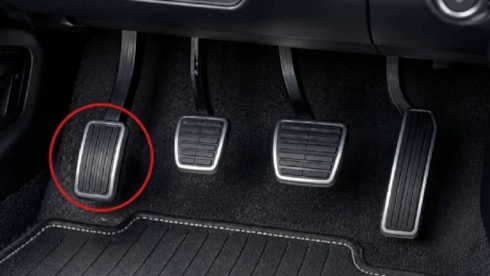 Arabalardaki 4. pedal bakın ne işe yarıyormuşSosyal medyada merak konusu olan eski otomobillerdeki dördüncü pedalın, onlarca yıl boyunca standart park freni olarak kullanıldığı açıklandı.