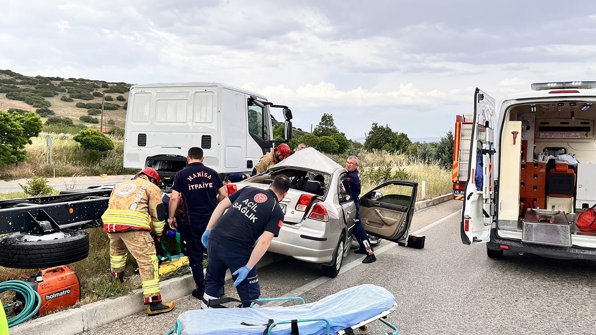 Kula’da TIR ile otomobil çarpıştı: 20 yaşındaki sürücü ağır yaralandı