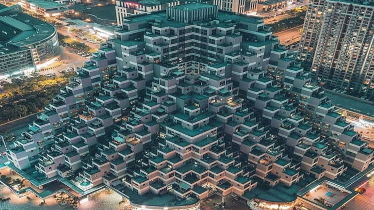 Şehrin ortasına piramide benzeyen apartman inşa ettiler