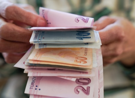 Temmuzda verdiler, ağustosta aldılarEn düşük emekli aylığına temmuzda 3 bin 552 lira zam yapıldı. Ödeme gecikince enflasyonla emeklinin 412 lirası uçtu, geriye 3 bin 140 lira kaldı.