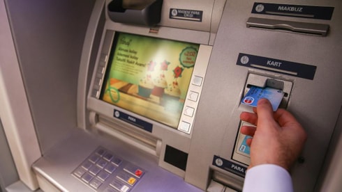 ATM'den kartla para çekmek tarihe karışıyorGelişen teknoloji ve dijital bankacılık devrimiyle birlikte, yıllardır cüzdanlarımızın vazgeçilmezi olan banka ve kredi kartları emekliye ayrılıyor. Artık ATM’lerden para çekmek için kart taşımaya, şifre gizlemeye veya kart sıkışması stresi yaşamaya gerek k