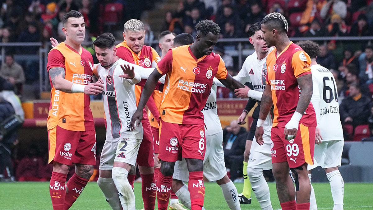 Galatasaray'da çifte ayrılık kapıda