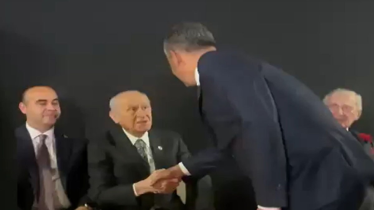 Sabah eleştiren Bahçeli akşam Özel'in elini sıktı