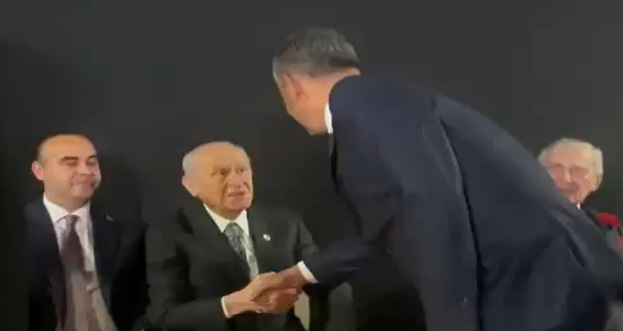 Sabah eleştiren Bahçeli akşam Özel'in elini sıktı