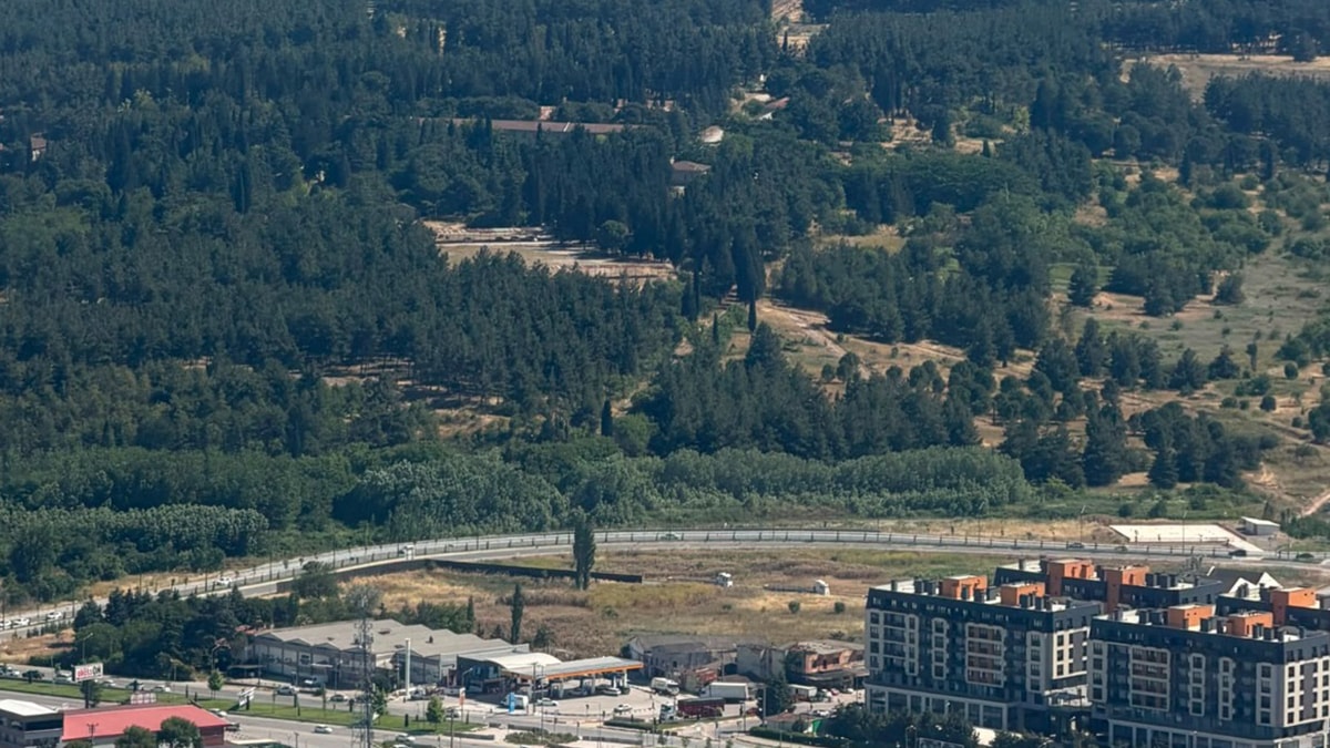 Balıkesir’de arazi yangınına müdahale sürüyor