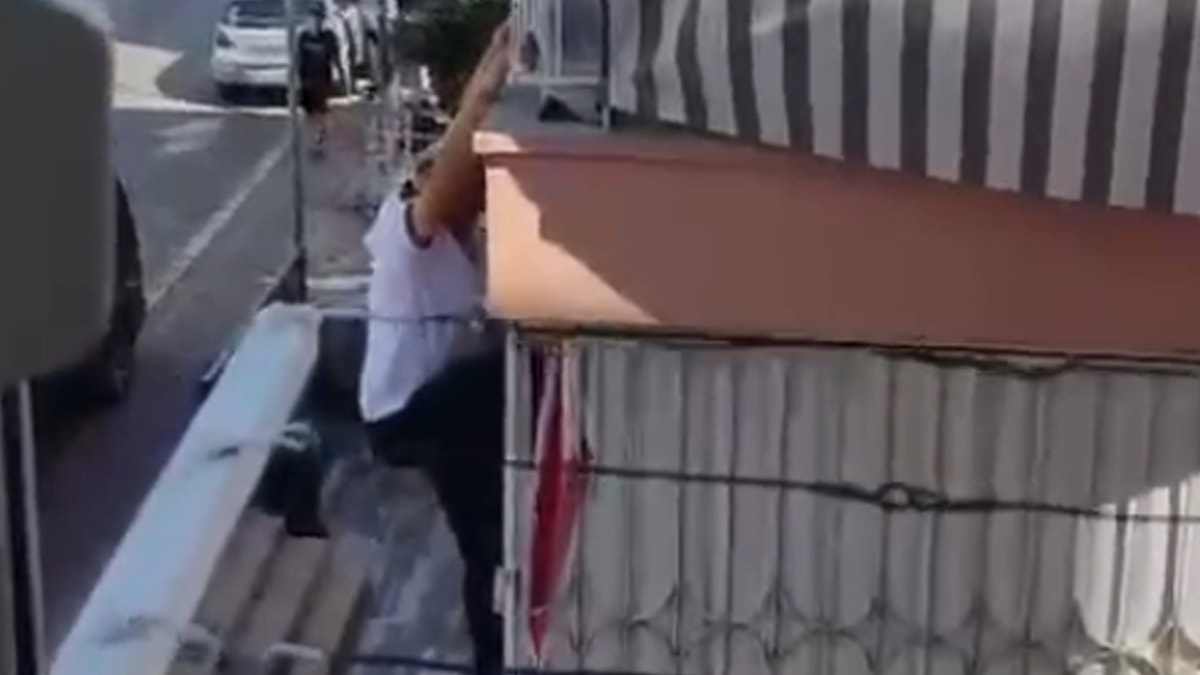 Balkonda asılı kaldı, itfaiye imdada yetişti