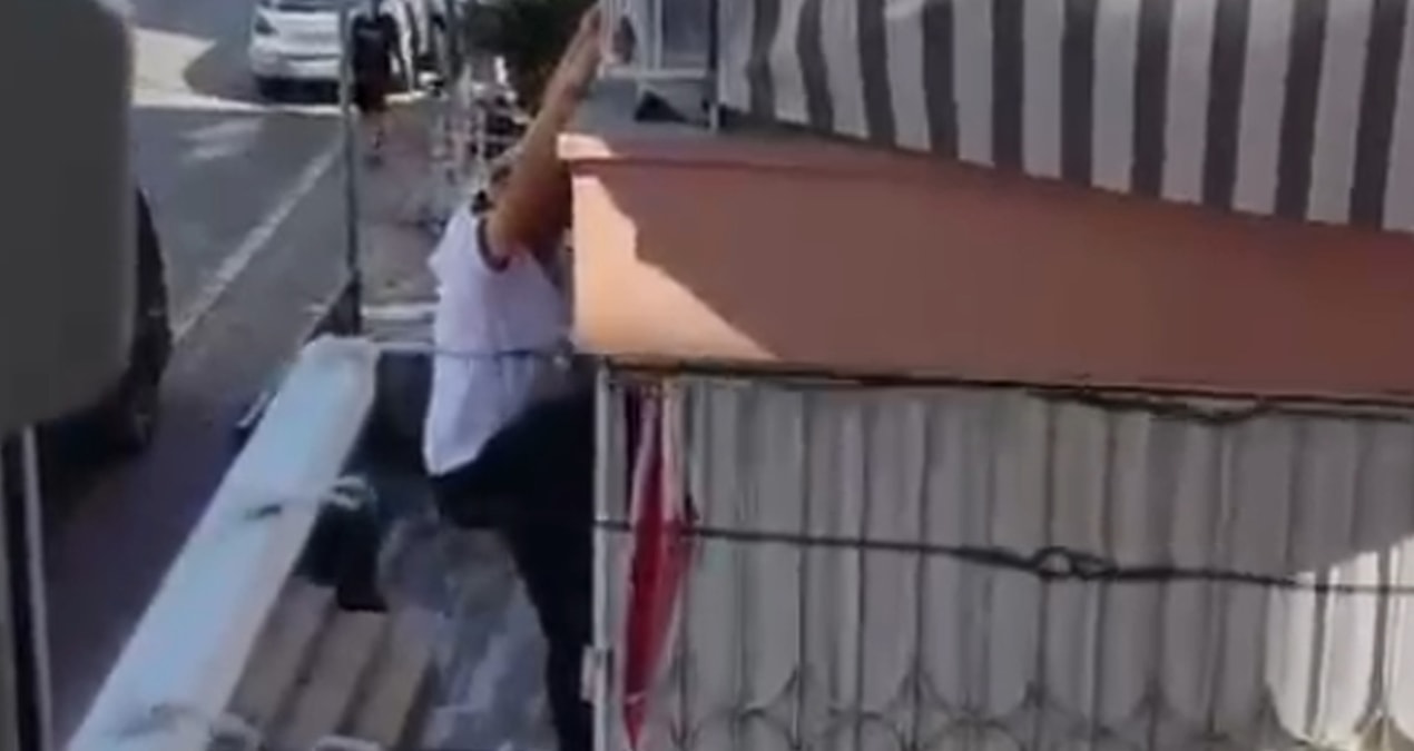 Imdada Balkonda asılı kaldı, itfaiye imdada yetişti - Sözcü
