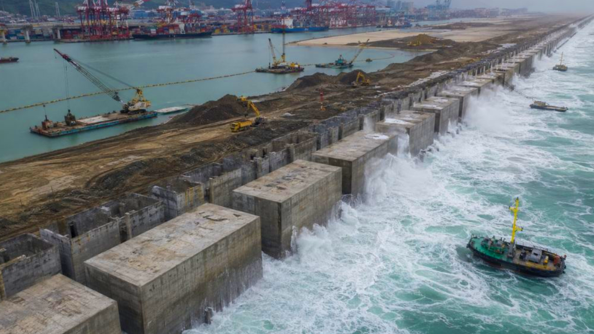 8 bin 600 tonluk 117 beton kesonla dev deniz duvarı kuruldu
