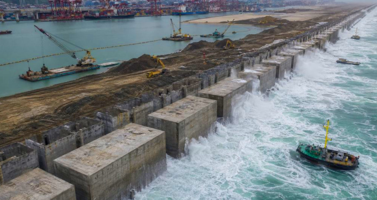 8 bin 600 tonluk 117 beton kesonla dev deniz duvarı kuruldu