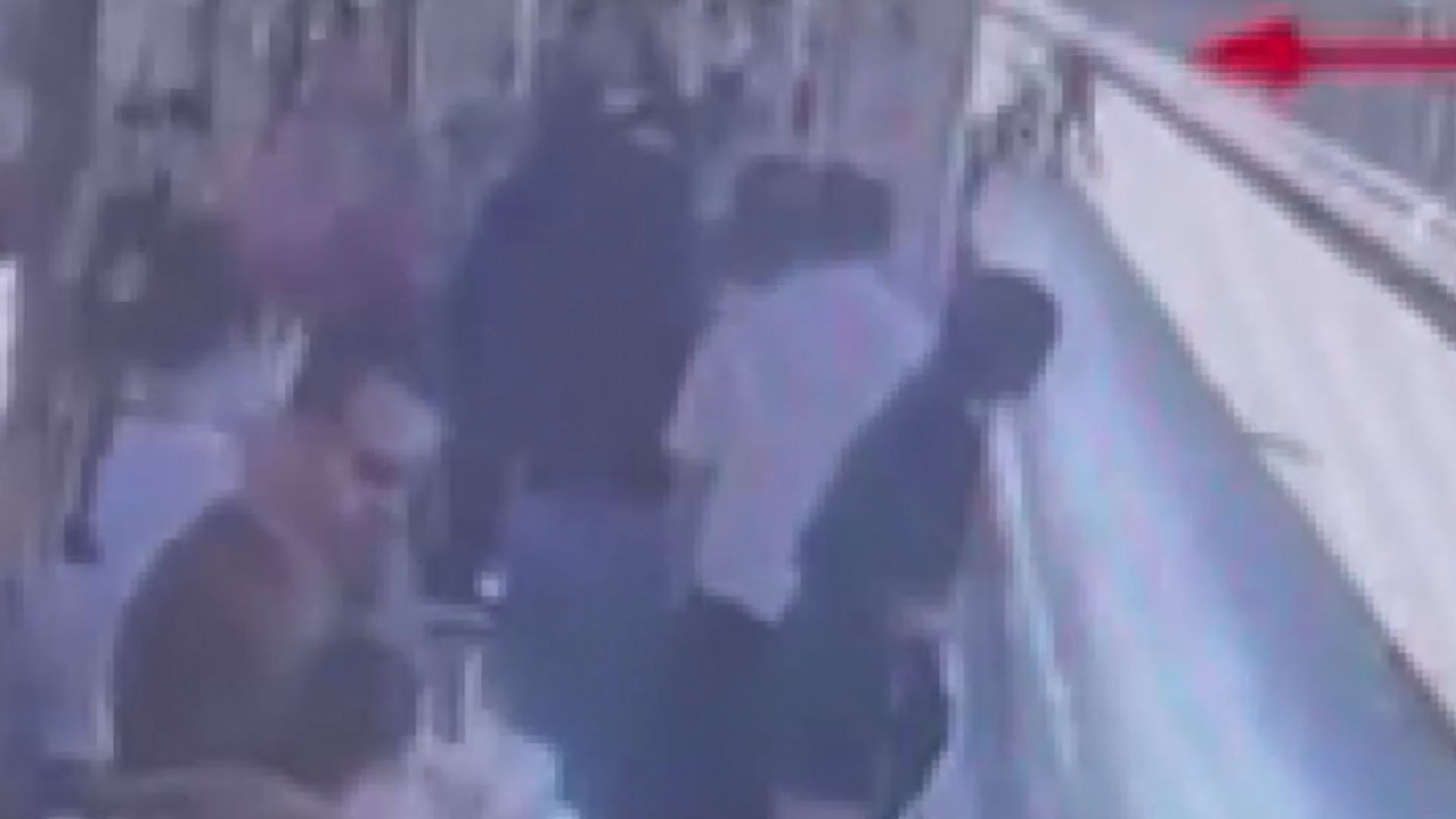 Metrobüste 'yan bakma' tartışmasında kan aktı; ağı
