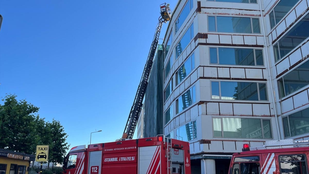 Beyoğlu'nda 6 katlı binada çıkan yangın söndürüldü