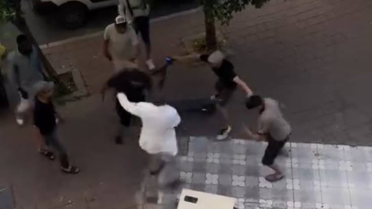 Yabancı uyruklu kişilerin bıçaklı kavgası kamerada