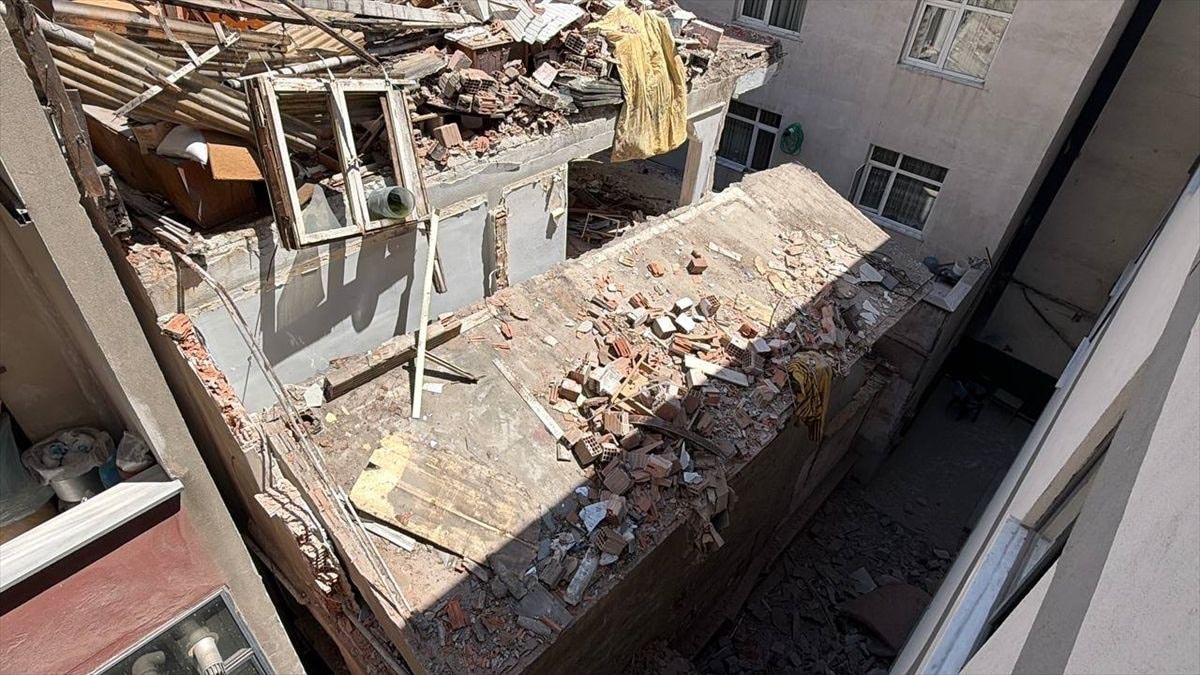 İstanbul'da kentsel dönüşüme giren bina çöktü: Bir kişi öldü