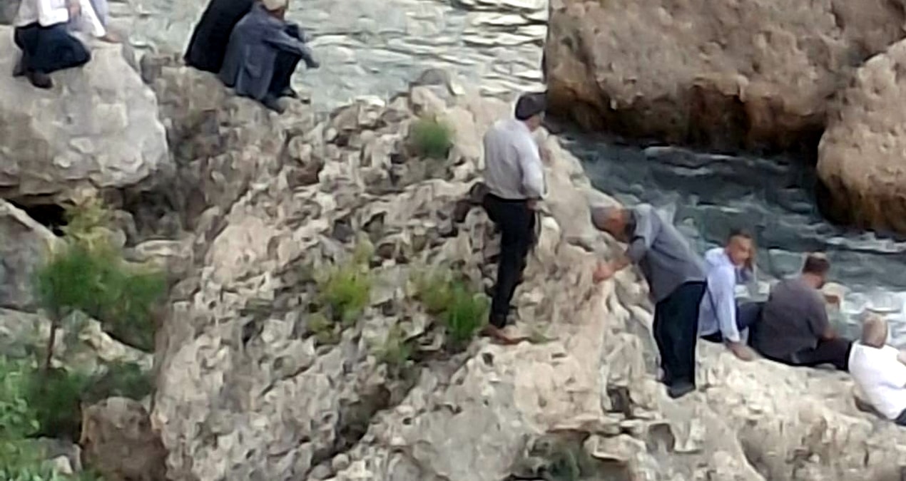 Bitlis'te dereye giren üç kardeşten biri öldü, diğeri akıntıda kayboldu
