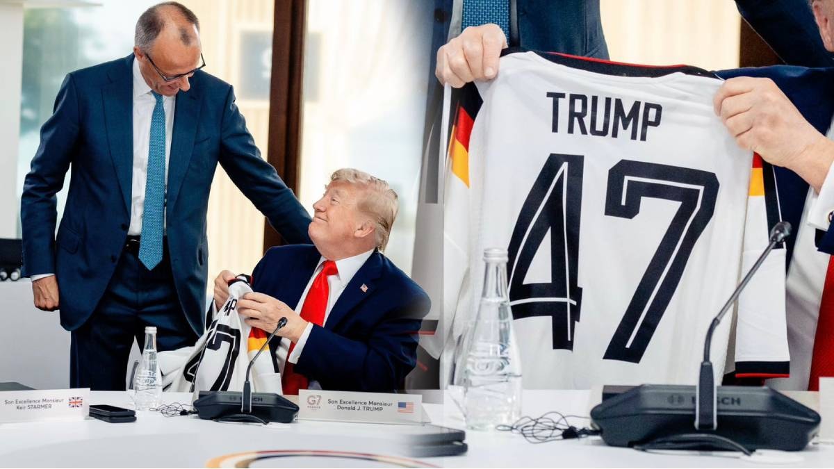 Almanya Başbakan'ı Trump'a doğum günü hediyesi olarak milli forma verdi