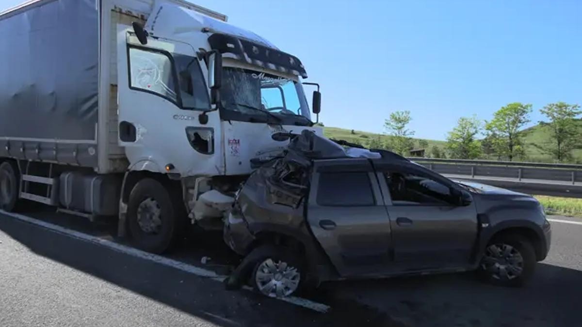 Otoyolda kamyon ile otomobil çarpıştı: 2 yaralı