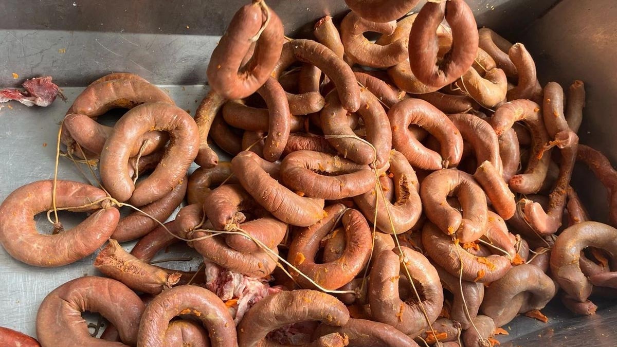 1 ton bozuk sucuk ele geçirildi