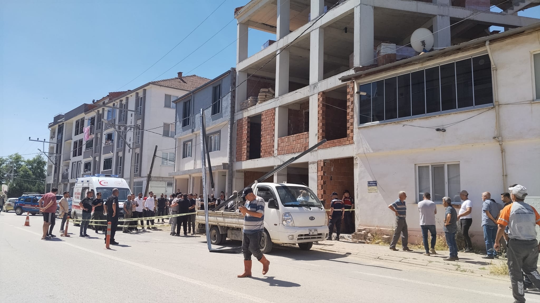 Elektrik akımına kapılan işçi 12 metreden düşerek hayatını kaybetti