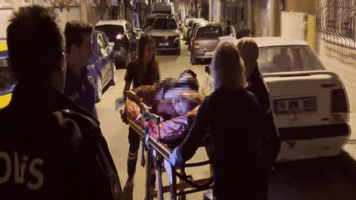 Annesini öldürdü, kendisini yaraladı