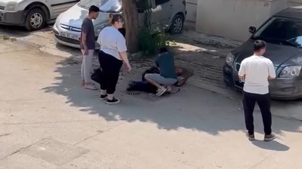 Kardeşlerin bıçaklı kavgası kameraya yansıdı