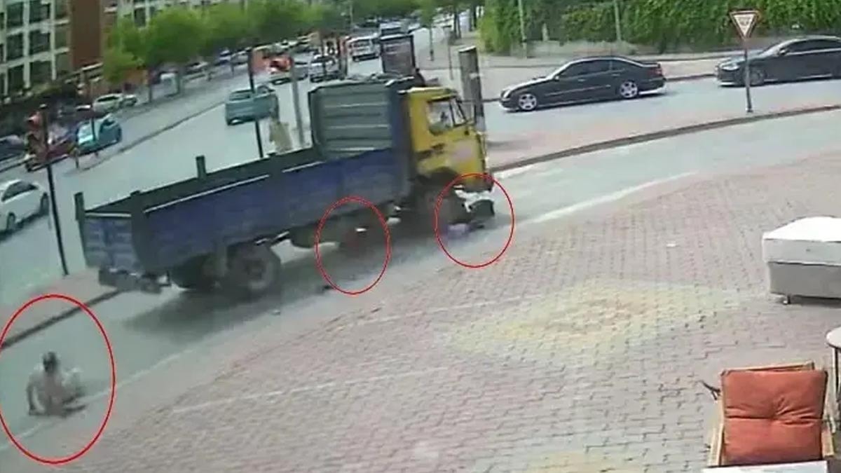 Bisikletteki 3 çoçuk kamyonetin altında kaldı; o anlar kamerada