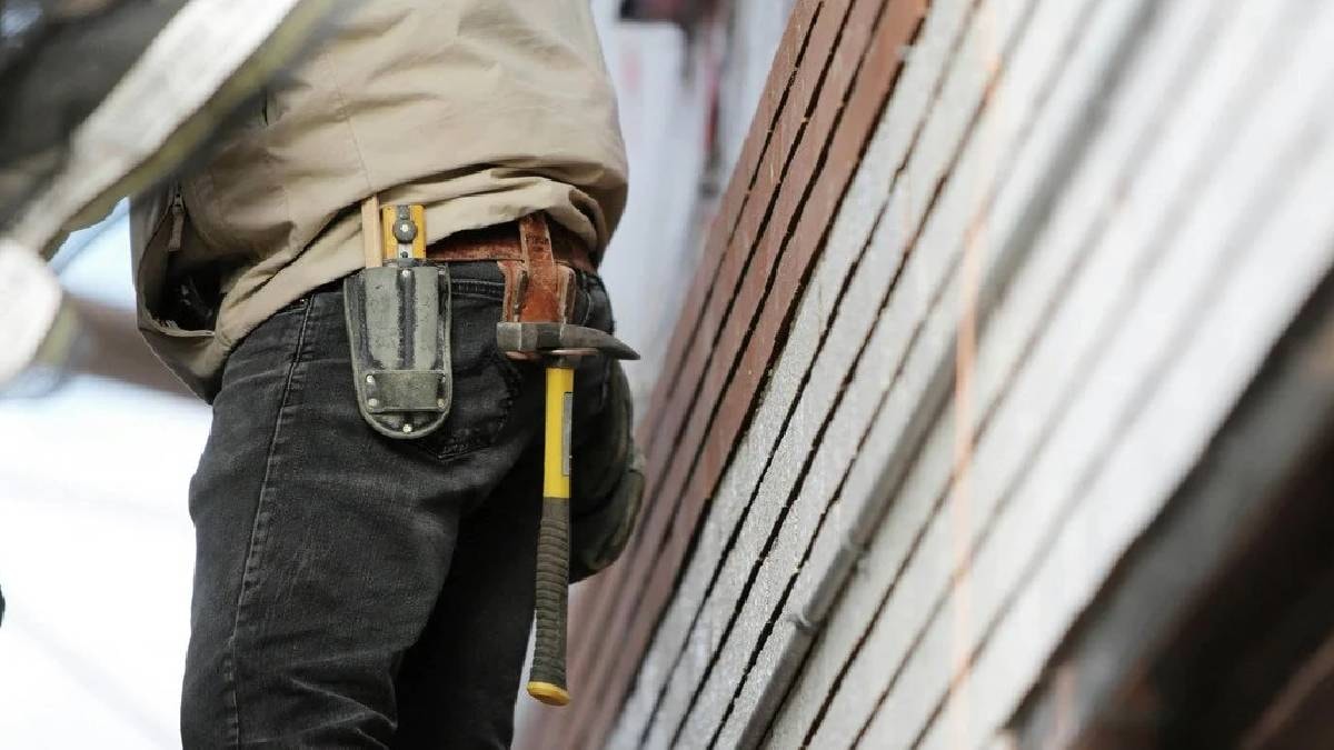Tadilat için mutfak dolabını söktü: Arkasında 43 yıldır saklanan paket ortaya çıktı