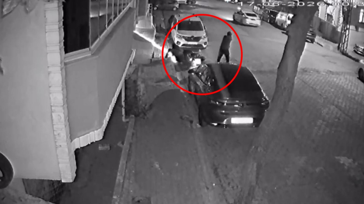 İstanbul'da gece yarısı şoke eden olay! Seyir halindeki motosiklet ile otomobildekiler birbirine ateş açtı