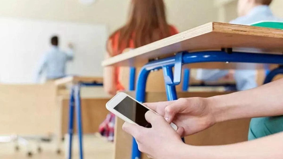 İlkokullarda cep telefonu kullanımı yasaklandı! Avrupa ülkesinden dikkat çeken karar
