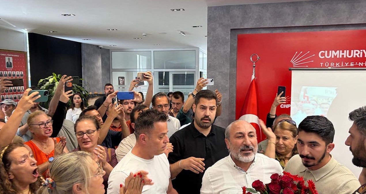 CHP İzmir İl binası karıştı! Seçilmiş başkan ile atanmış başkan taraftarları arasında arbede