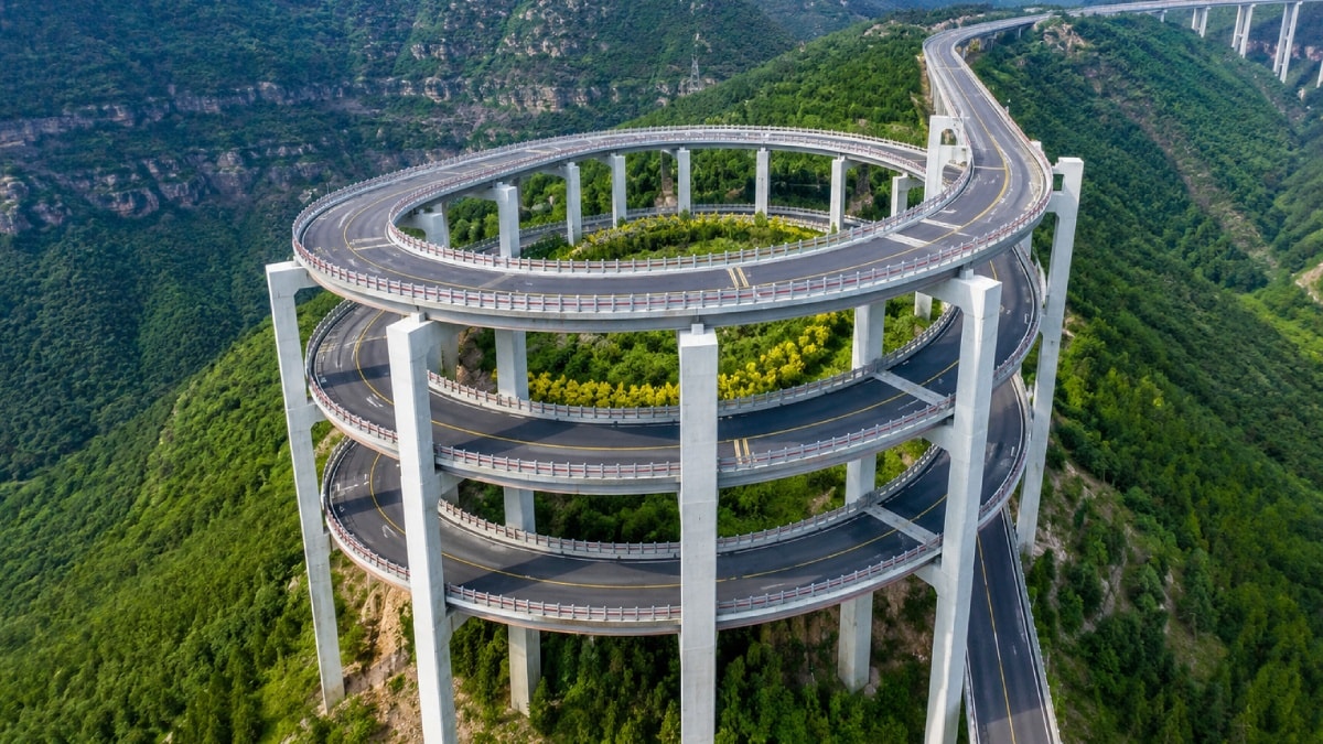 Üç katlı dev viyadük 350 metreyi spiral şekilde aşıyor