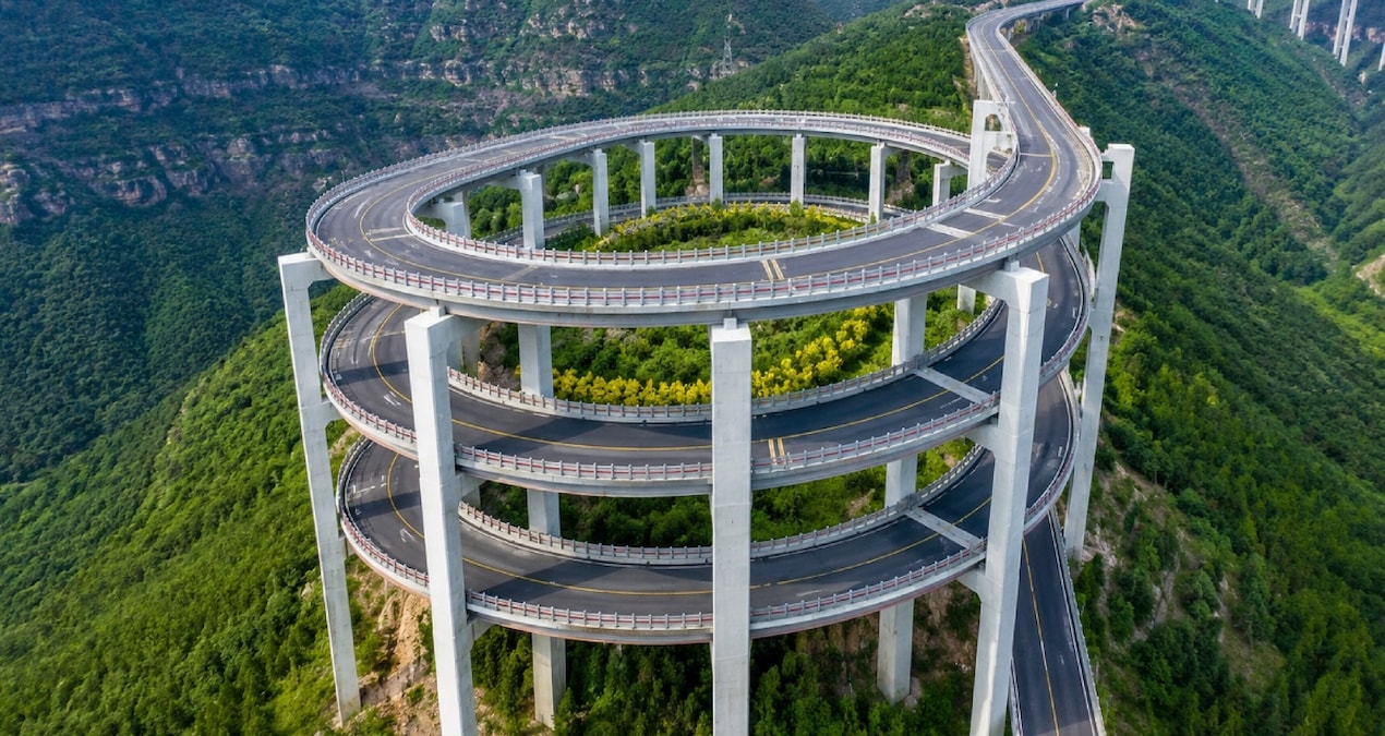 Dağın etrafında döne döne yükseliyor: Üç katlı dev viyadük 350 metreyi spiral şekilde aşıyor