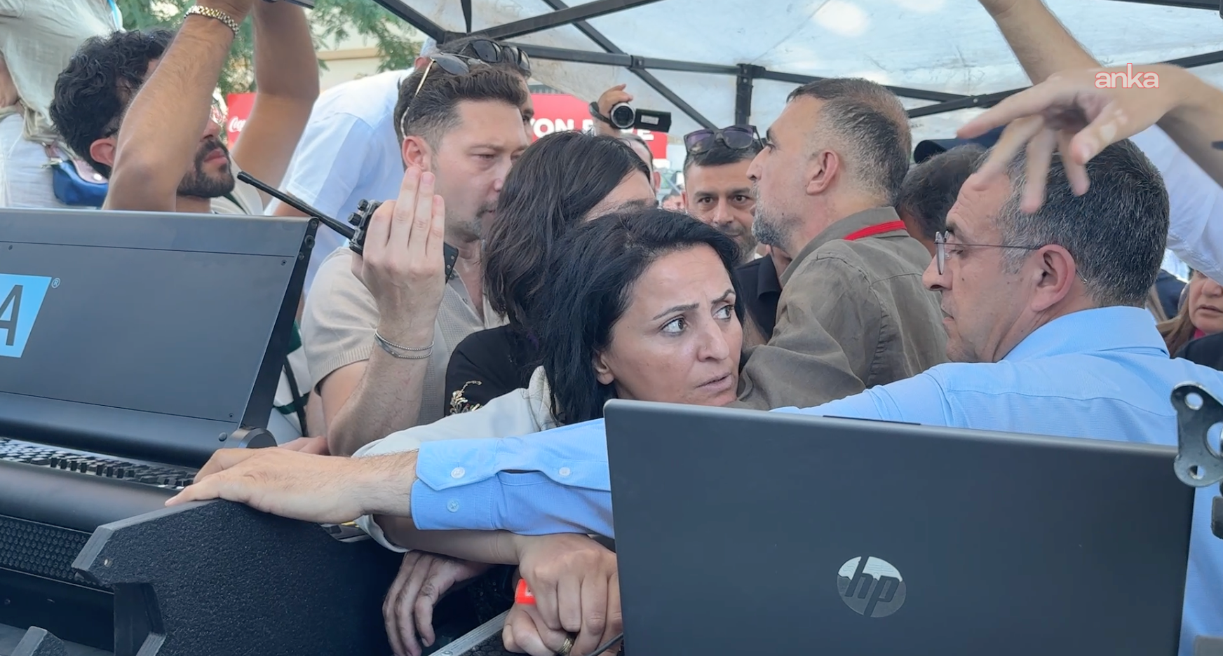 Öcalan’a özgürlük mitinginde DEM'li vekiller ile polis arasında “flaş bellek” gerginliği