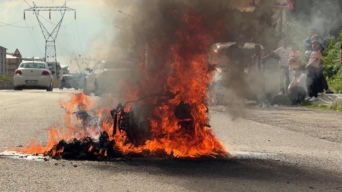Erzurum'da moto kuryenin motosikleti seyir halindeyken alev aldı
