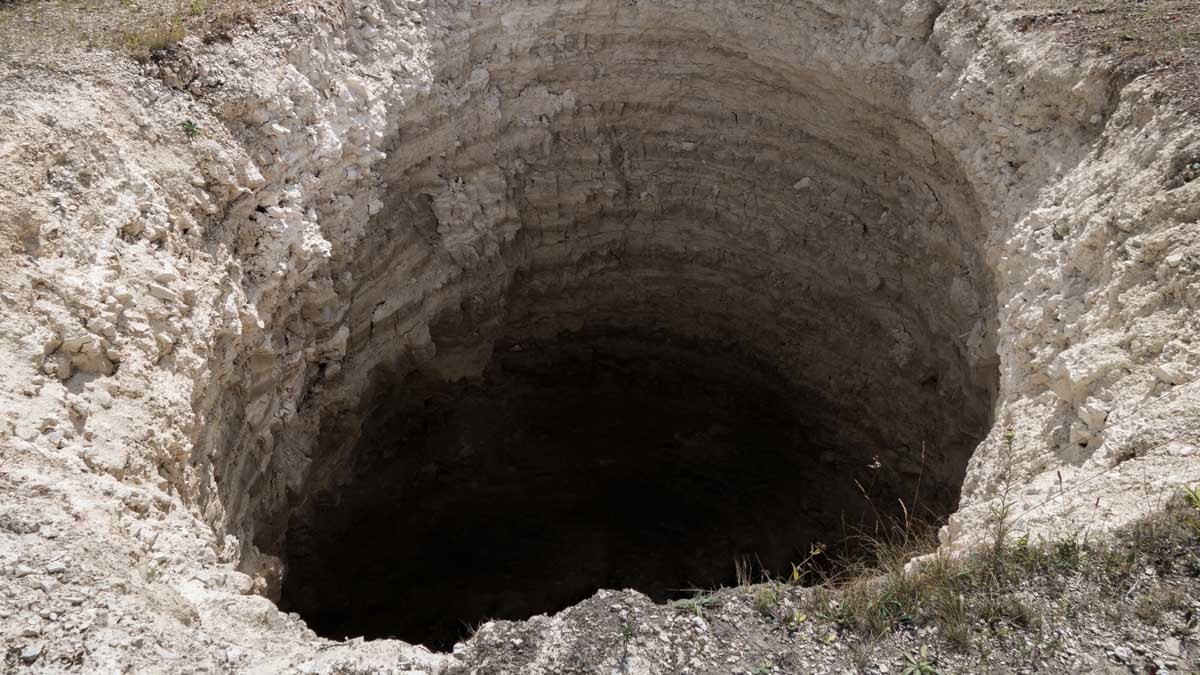 Bir çiftçi dipsiz bir çukur bulduğunu iddia etti: 'Uzak durun'
