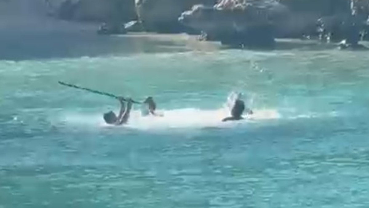 Denizde kan aktı! 3 kişi bir kişiye saldırdı