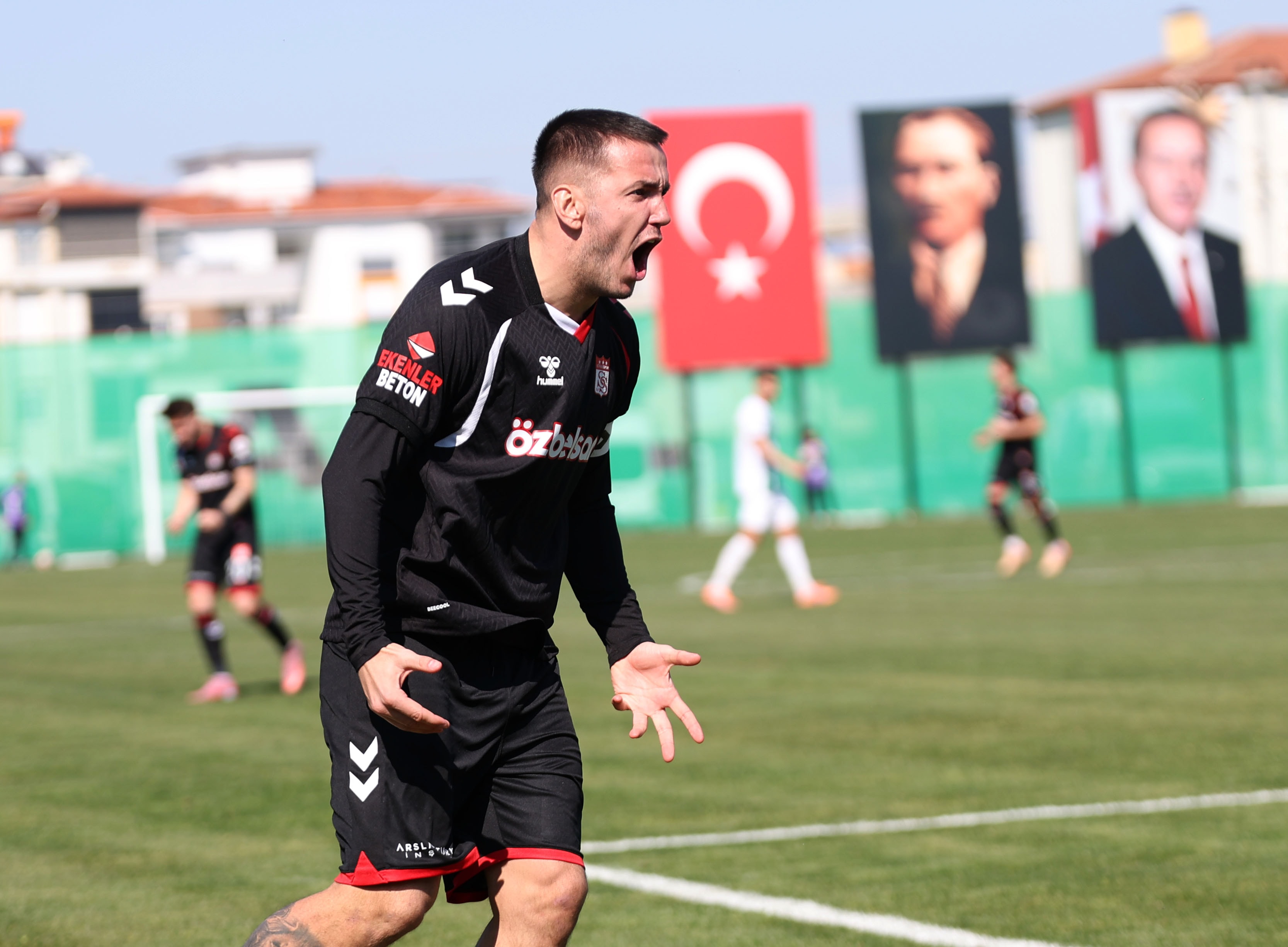 Sivasspor'da Rey Manaj kararı